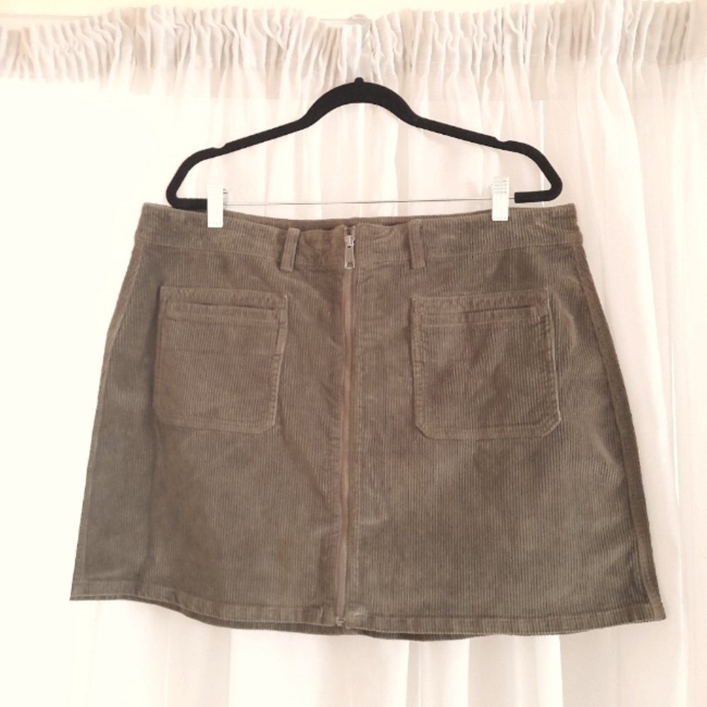 Corduroy skirt American Eagle color green sz 10